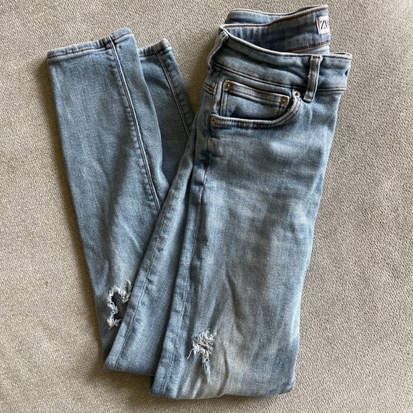 Light wash Zara Jeans - Picture 1 of 5